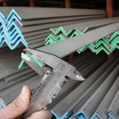 ASTM A36 A53 Q235 Q345 カーボン等角鋼 鋳造鉄 L 形 軽鋼 角棒